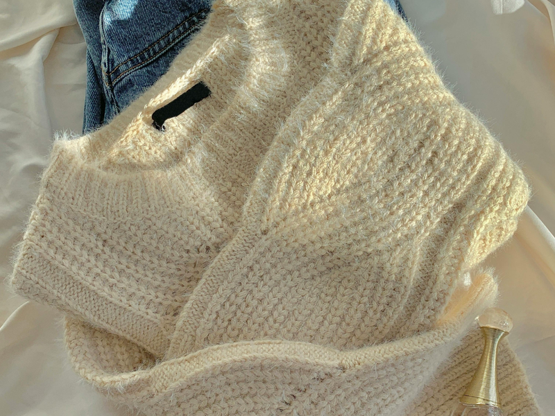 Suéteres oversize: la prenda que las parejas comparten mejor