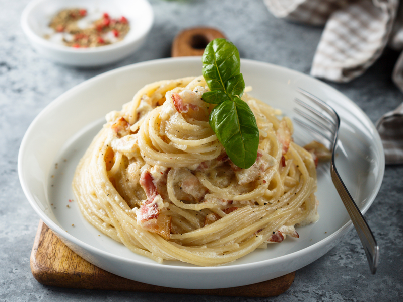 Receta de carbonara cremosa: la cena perfecta para una noche romántica